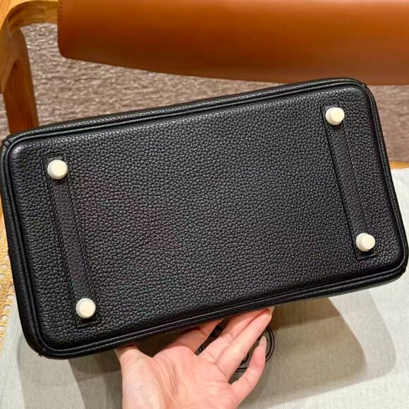 Classic Hermes Bag: A Stylish and Versatile Choice for Elegance - Picture 4 of 6